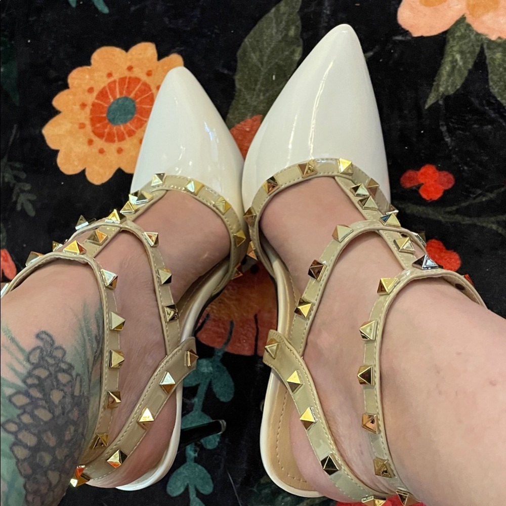 Valentino Garavani White Cream Patent Rockstud Pointed Toe Slingback Pumps